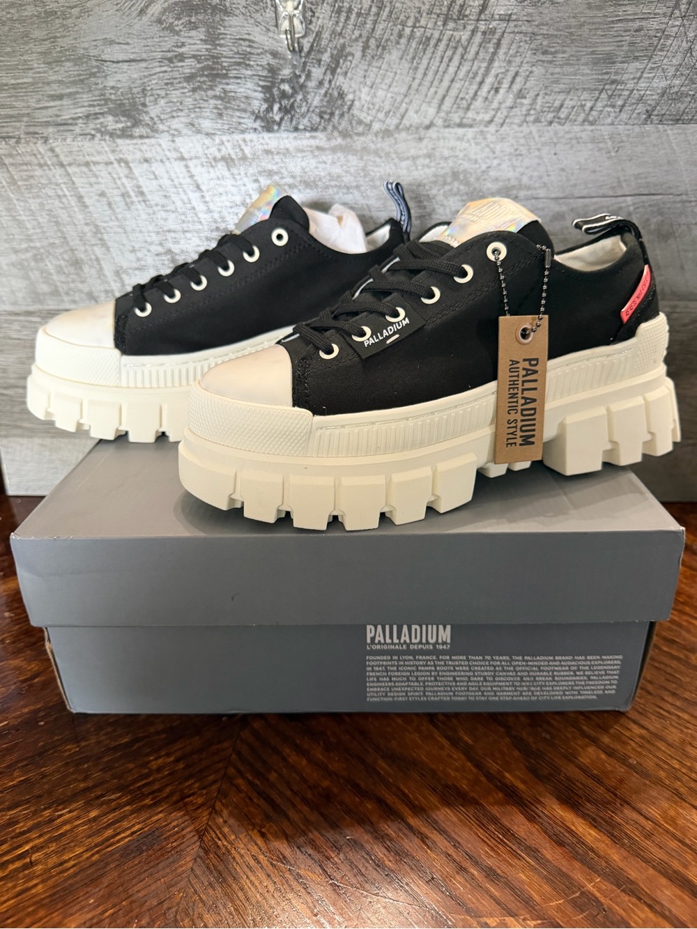NIB Women Palladium Revolt Lo Tx Black Marshmallow Lug Sole Platform Shoe Sz 6.5